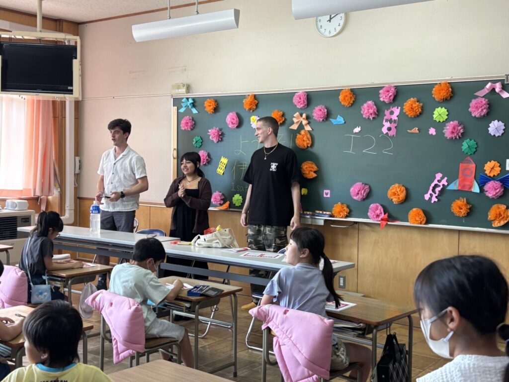 町内小学校の教室で自己紹介をする大学生たち