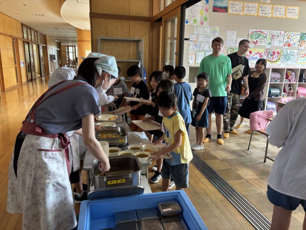 学校交流で地元の生徒と一緒に活動する参加者たち