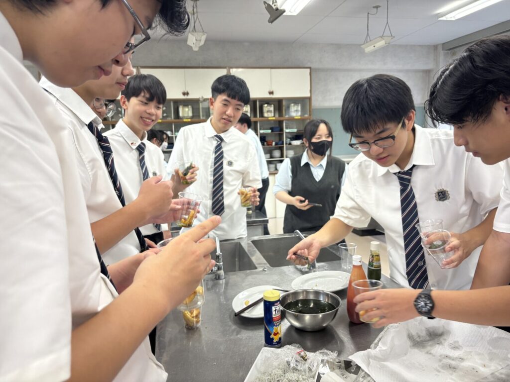 部活動体験に参加する生徒たち