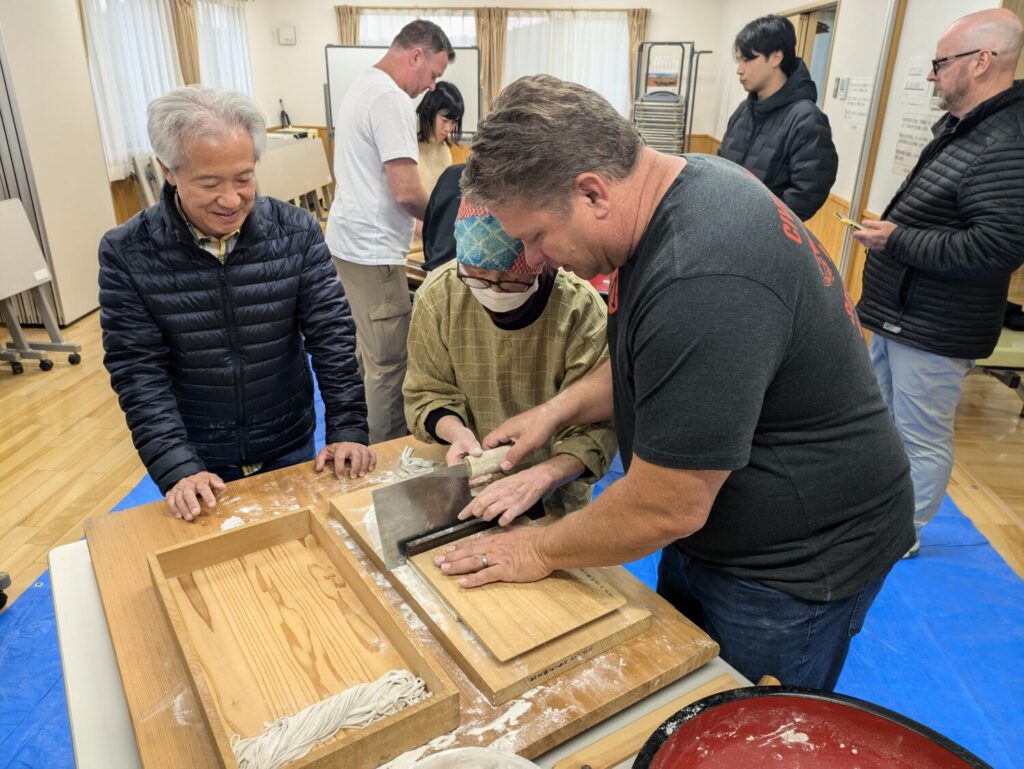 ホストファミリーと食卓を囲む学生
