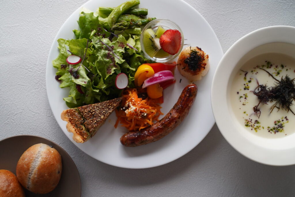 Healthy lunch plate featuring a variety of local Minamisanriku seaweed