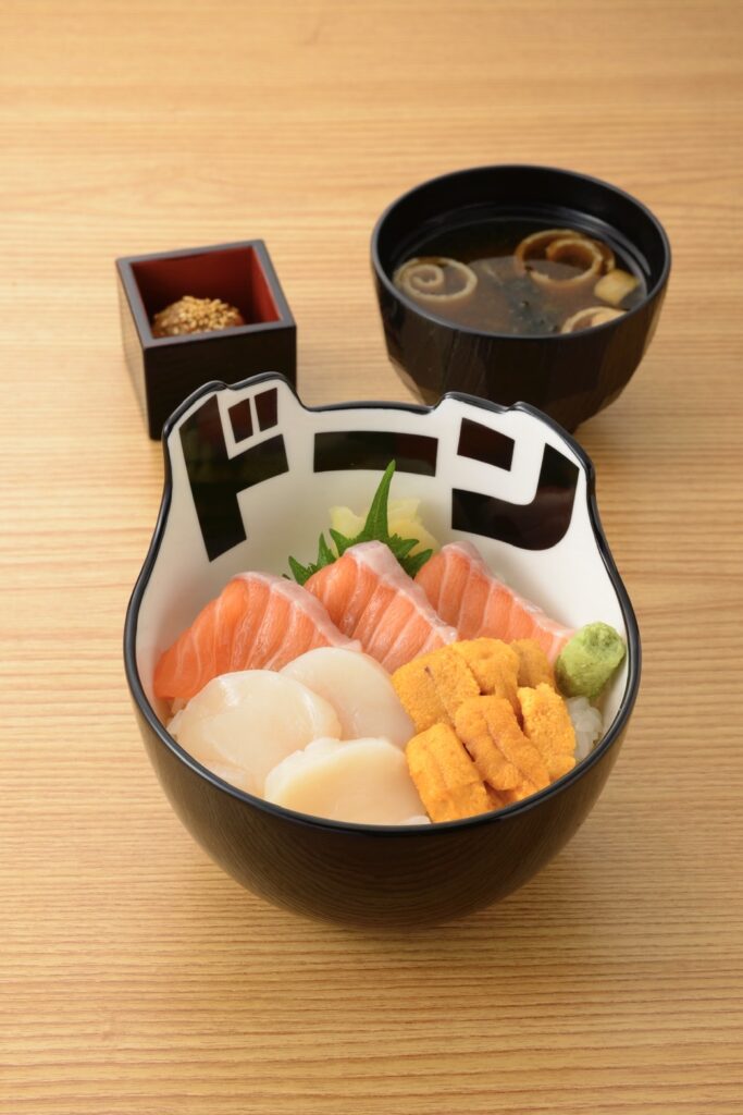 "Sahou-don" seafood rice bowl featuring a delicious combination of fresh salmon, scallops, and sea urchin