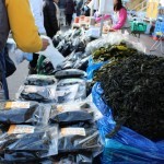 すばで福興市-豪快なワカメ売り