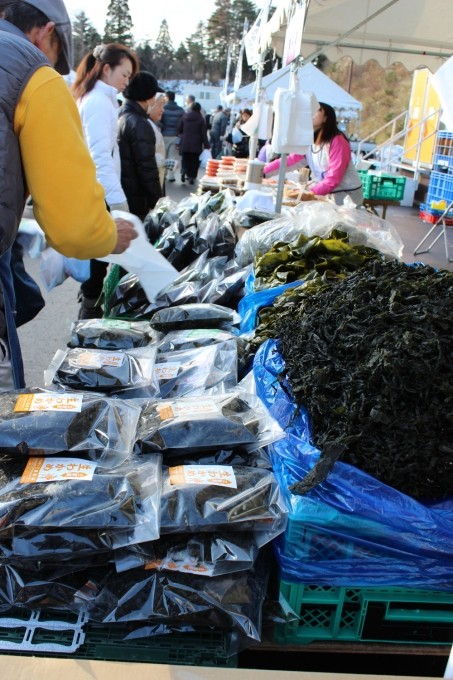 すばで福興市-豪快なワカメ売り