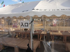 楽テント入り口