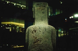 贈呈されるモアイ像-2