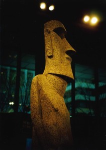 贈呈されるモアイ像-1