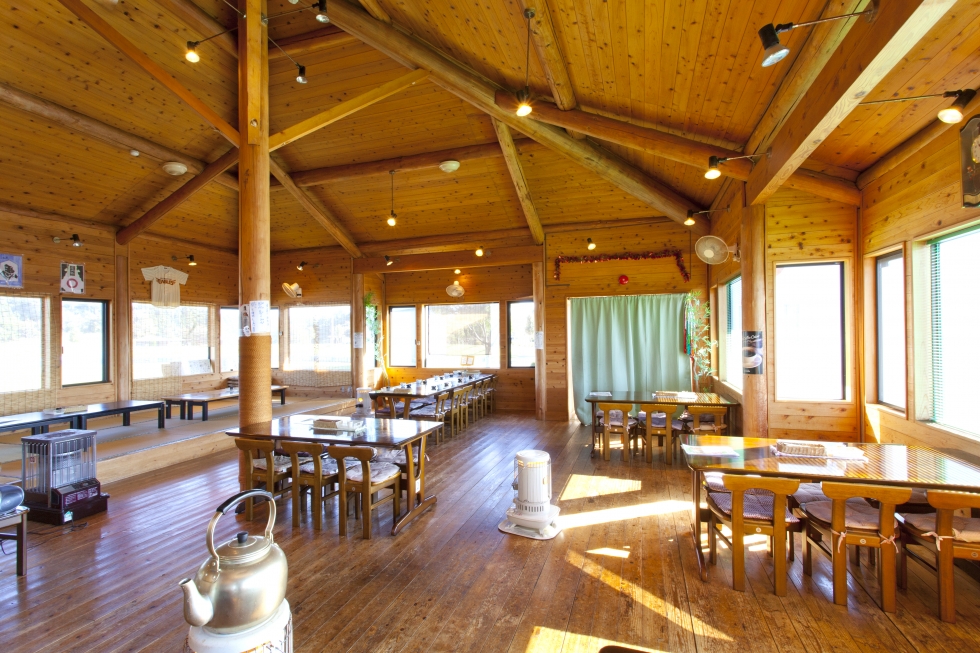 木の香り漂う店内