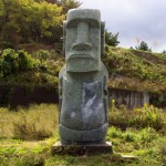 さわやか公園に立つ２体のモアイ（戸倉）