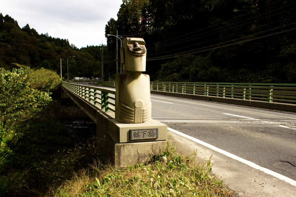 舘下橋に立つ２体のモアイ（入谷）