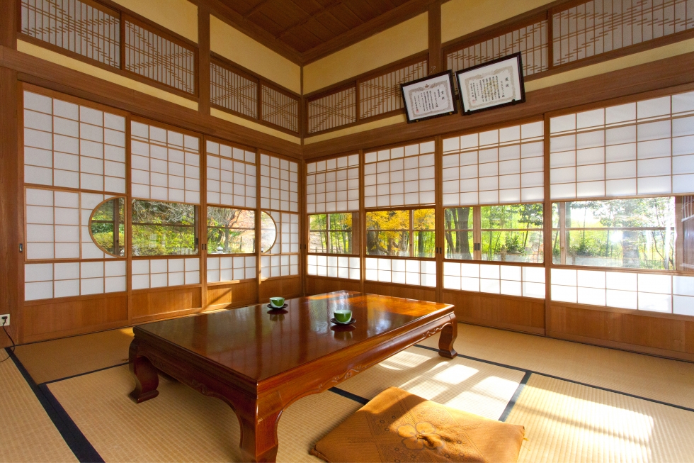 内観（障子越しに緑がのぞめる）