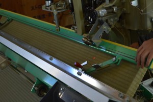 畳のヘリを縫う機械