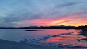 夕焼け色に染まる海岸