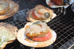 炭火焼きでホタテ