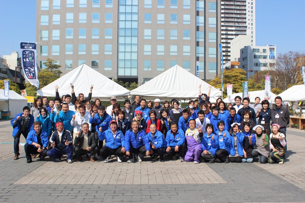 20130423-%e7%ac%91%e9%a1%94%e3%81%a7%e6%84%9f%e8%ac%9d%e5%8d%97%e4%b8%89%e9%99%b8%e7%a6%8f%e8%88%88%e5%b8%82in%e4%bb%99%e5%8f%b0%e9%9b%86%e5%90%88%e5%86%99%e7%9c%9f-r