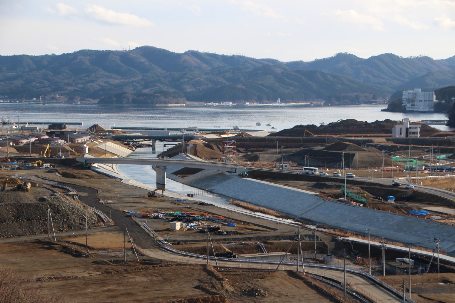 高台から見る志津川の町並み（2018年1月）