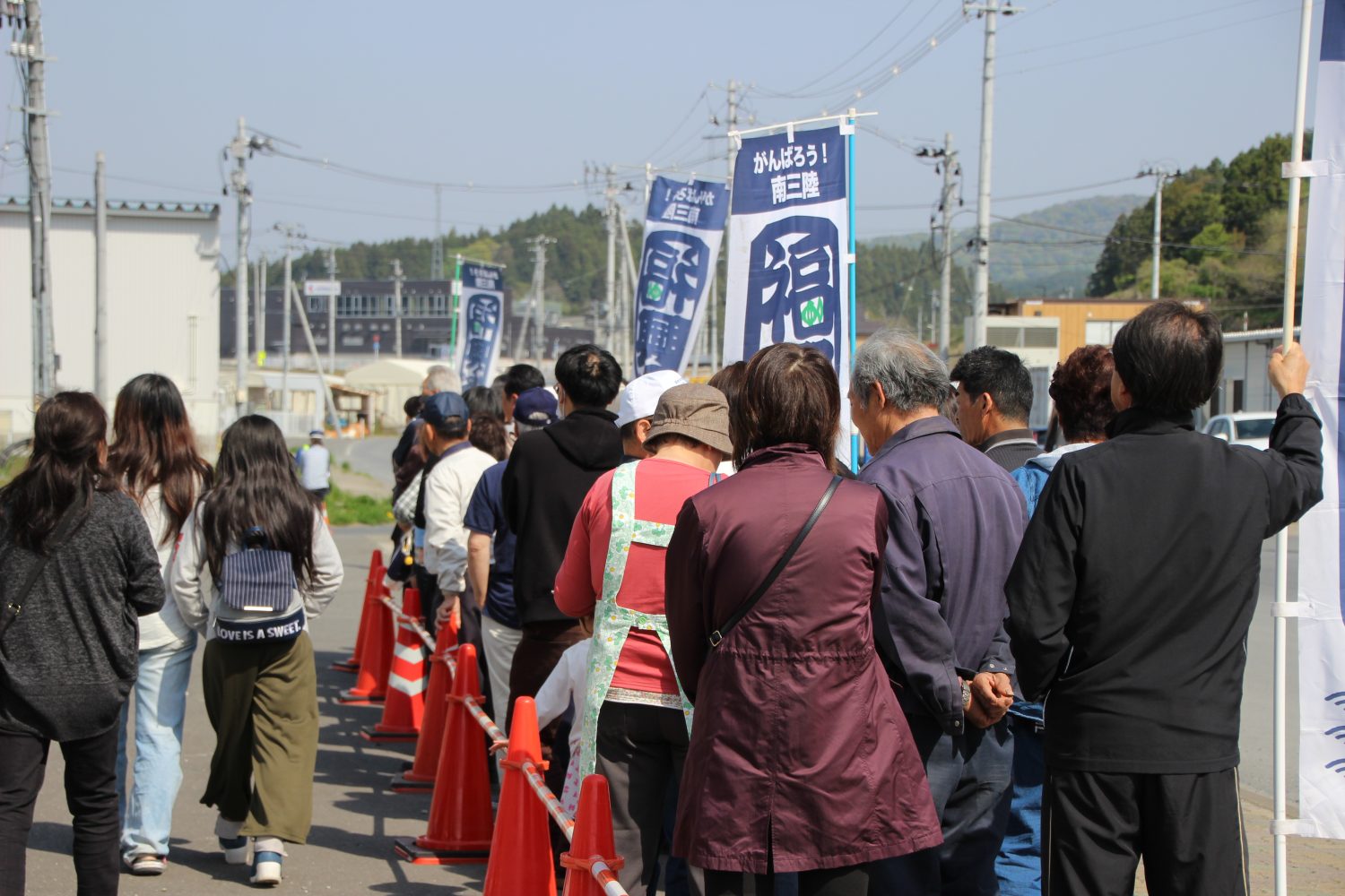 ほや詰め放題の行列！
