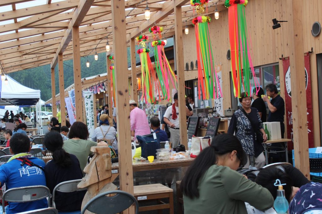 【歌津復興夏祭り】雨にも負けず夜空に大輪の花開く！