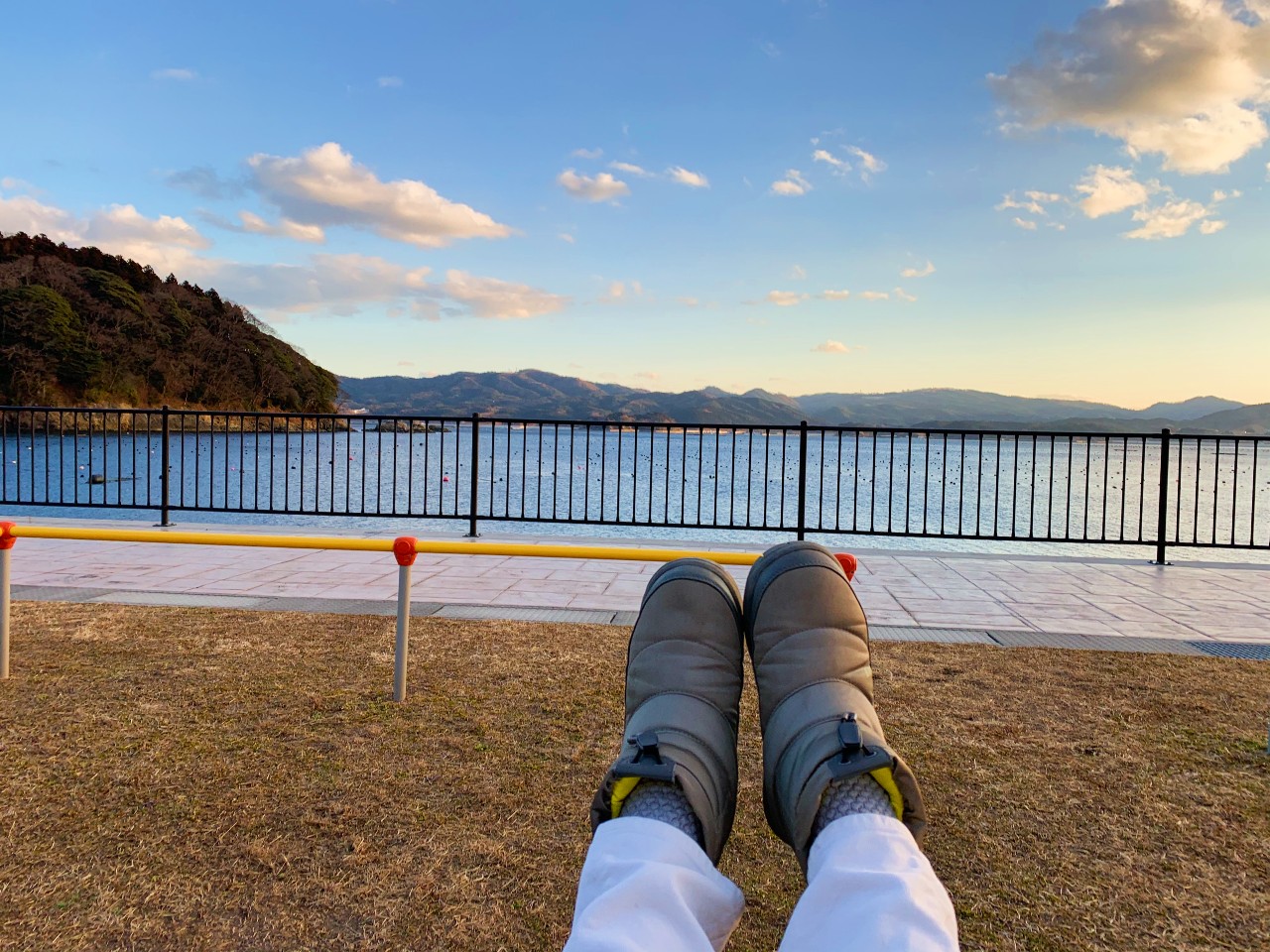 海に向かって漕ぐブランコ